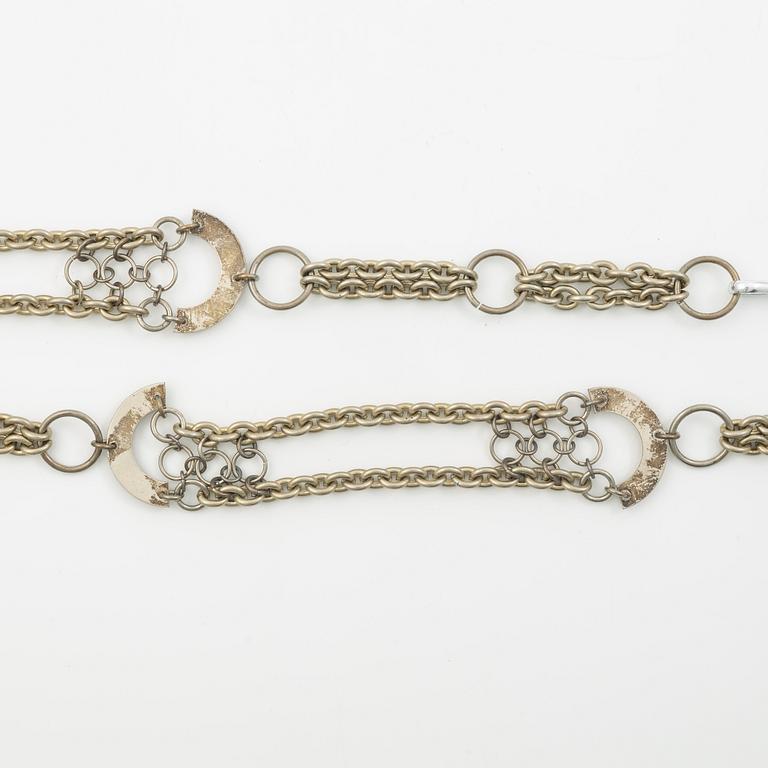 Siv Lagerström, skärp/collier i vit metall.