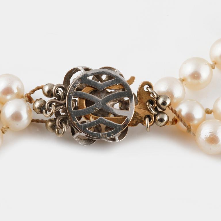 COLLIER, odlade pärlor med lås i 18K vitguld med odlad pärla och 6 briljantslipade diamanter 0.20 ct, importsmplat.