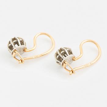 Örhängen, med briljantslipade diamanter.
