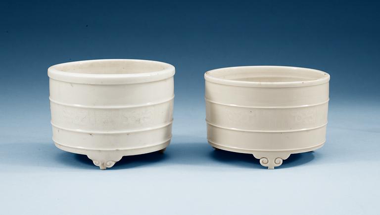 A set of two blanc de chine tripod censers, Qing dynasty, Kangxi (1662-1722).
