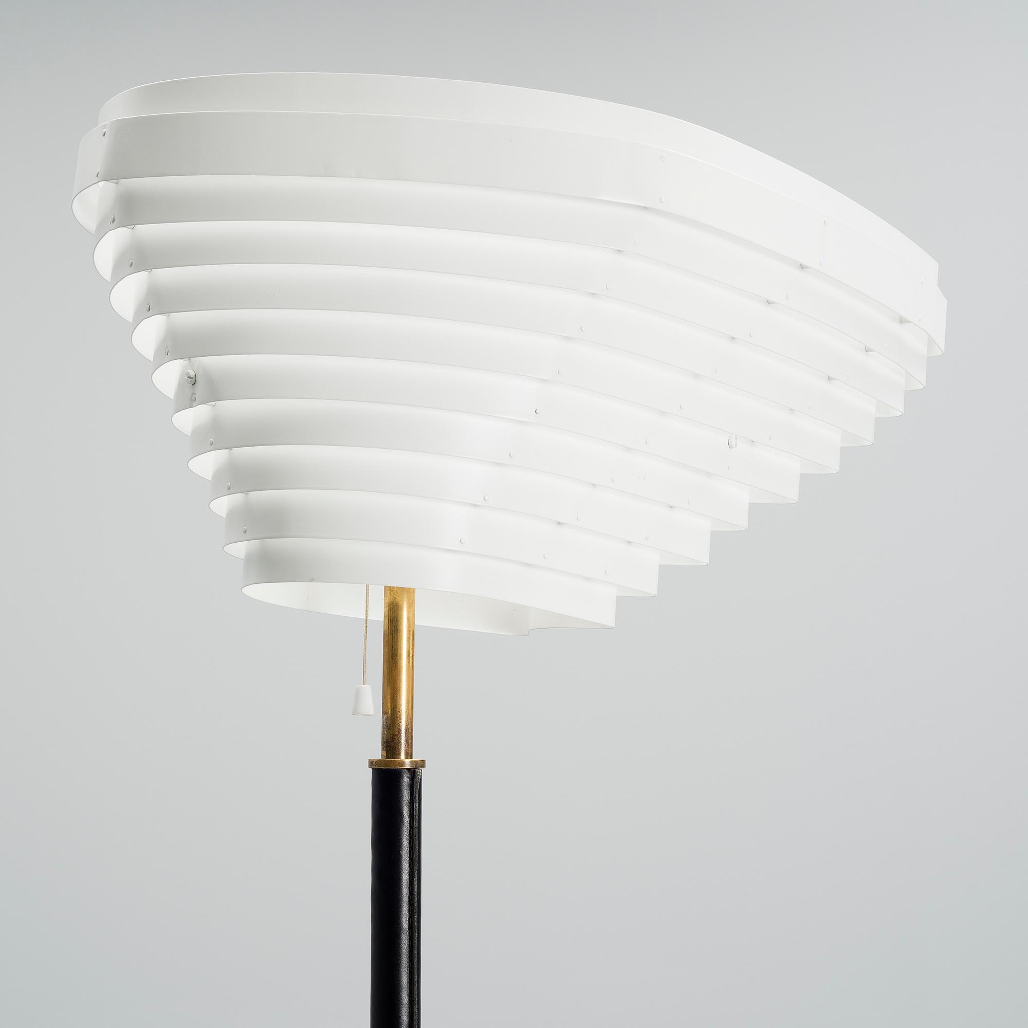 ALVAR AALTO, GOLVLAMPA. Änglavinge, modell A 805. Stämplad Valaistustyö. Tidigt 1970-tal.