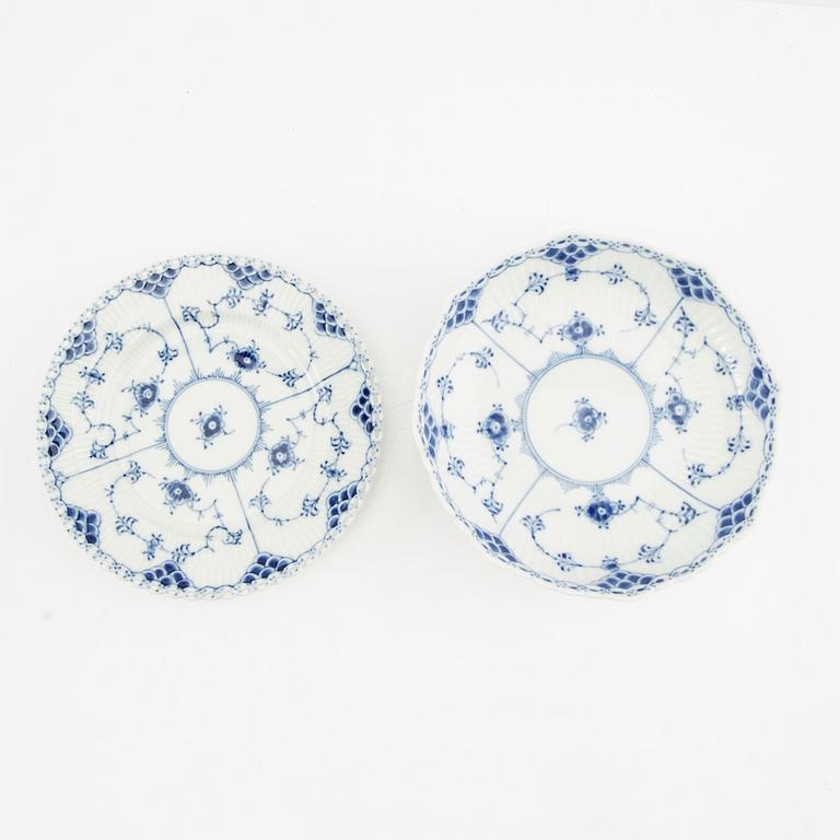 Servis ca 51 dlr "Musselmalet, hel och halvblonde" Royal Copenhagen Danmark porslin sent 1900-tal.