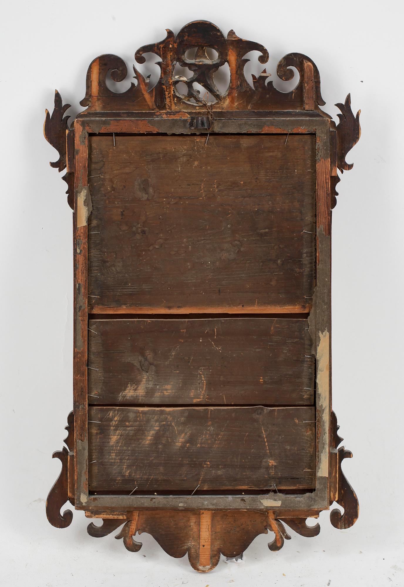 SPEGEL, valnöt. England, George II, tidigt 1700-tal.