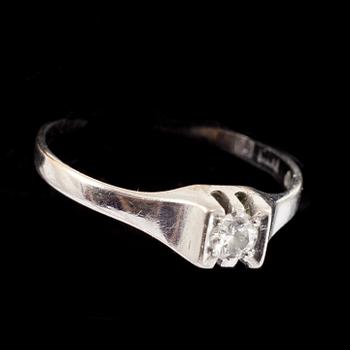 RINGAR, 2 st, 18k vitguld med diamanter tot ca 0,18 ct. vikt tot ca 3 g.