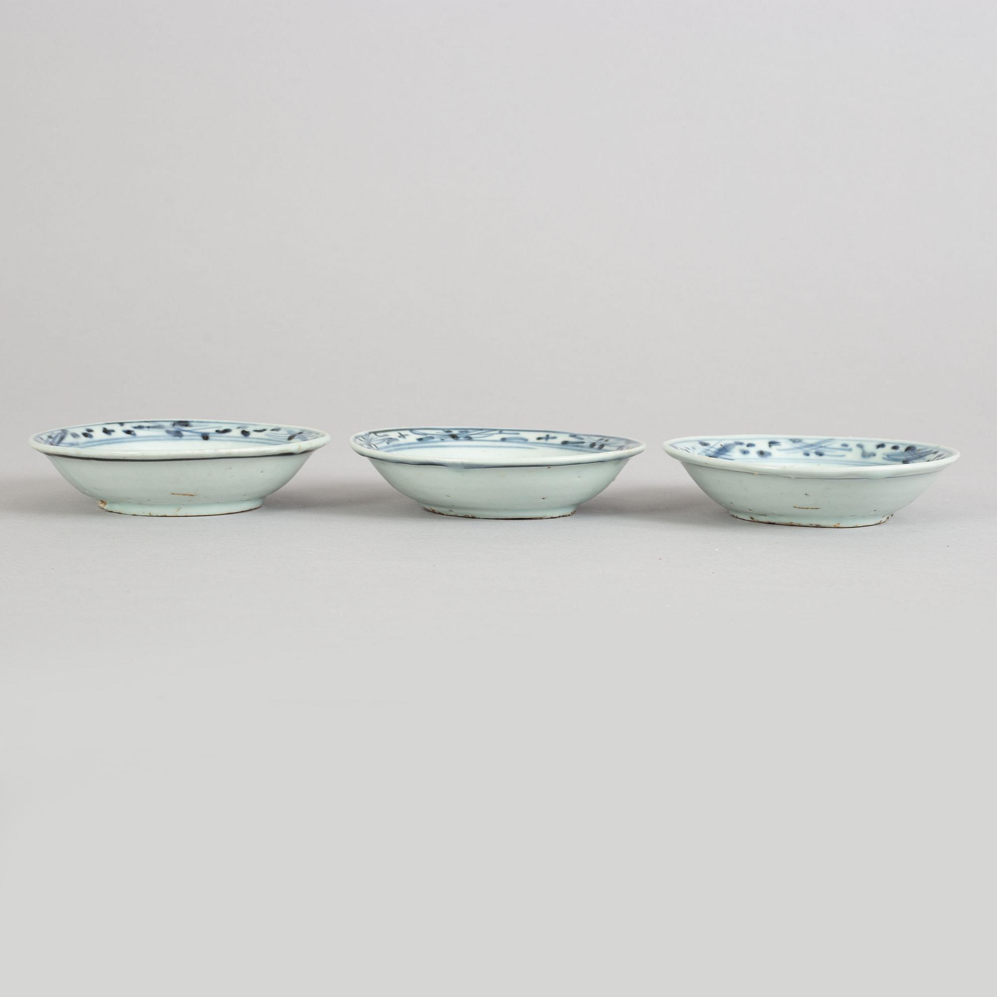 A set of three small blue and white dishes, Ming dynasty (1368-1644).