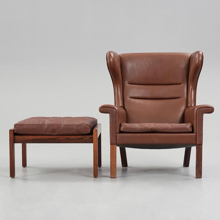 Hans J. Wegner, a pair of "AP-65" easy chairs with stools, AP-stolen, Denmark 1960's.