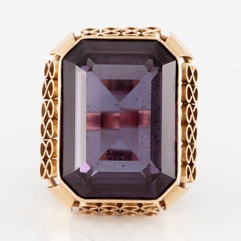 Cocktail ring 14K gold with a purple stone.