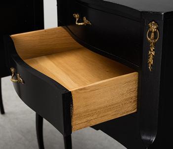 SÄNGBORD/BYRÅER, ett par, rokokostil, 1900-talets andra hälft.