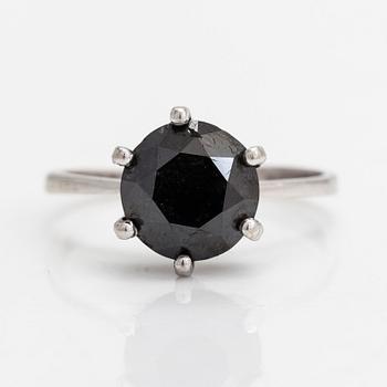 A 14K white gold ring with a solitaire black diamond ca 2.75 ct.