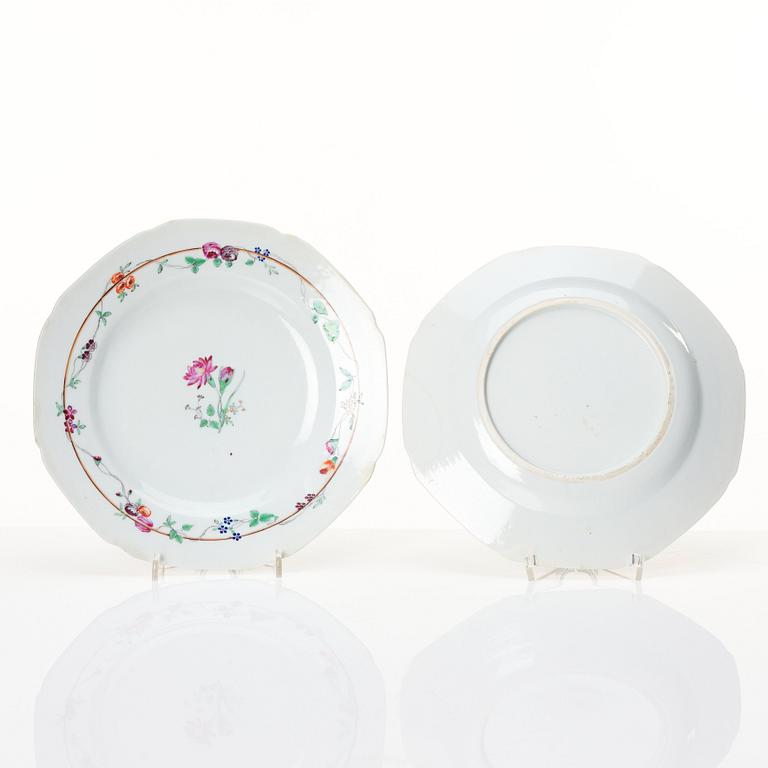 A set of 15 famille rose dinner plates, Qing dynasty, Qianlong (1736-95).