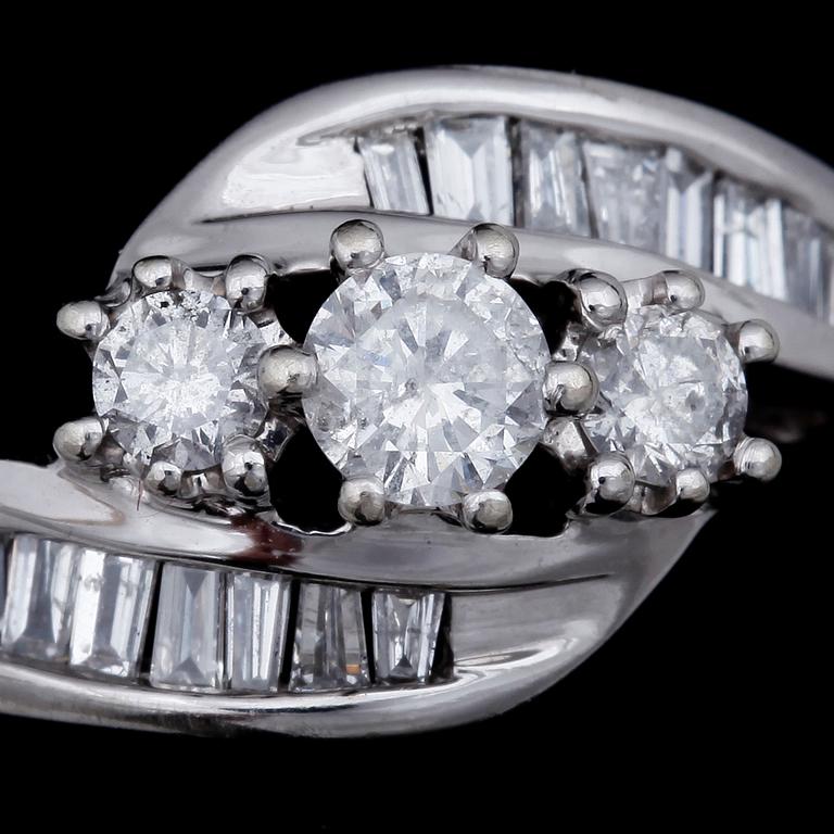 RING, 10k vitguld, 3 briljantslipade diamanter o ca25 små baguettslipade diamanter, tot ca1,33ct. Tot vikt ca 3,6g.