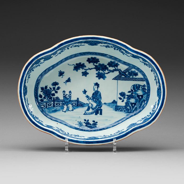 A bluue and white jardinière, Qing dynasty, 18th century.