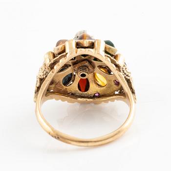 Ring, med olika färgstenar.