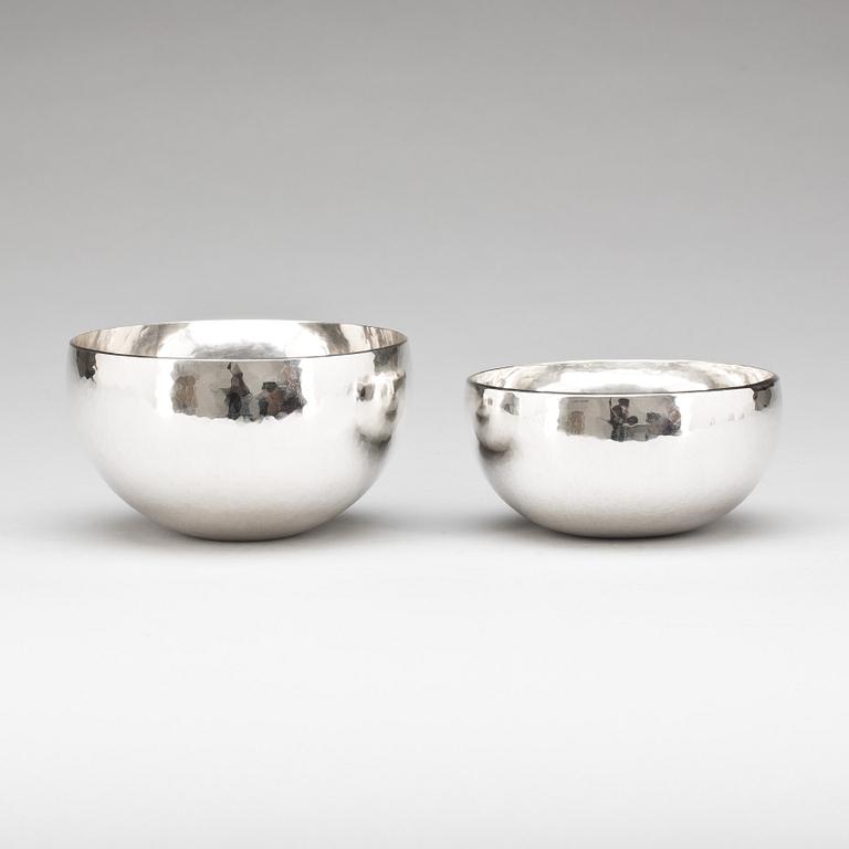 SKÅLAR, 2 st, sterlingsilver, Rey Urban, Stockholm. 1966 resp 1977. Total vikt 670 g.
