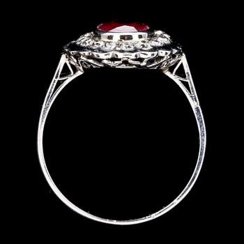 RING, oval cut ruby and antique cut diamonds, tot. app. 0.35 cts.