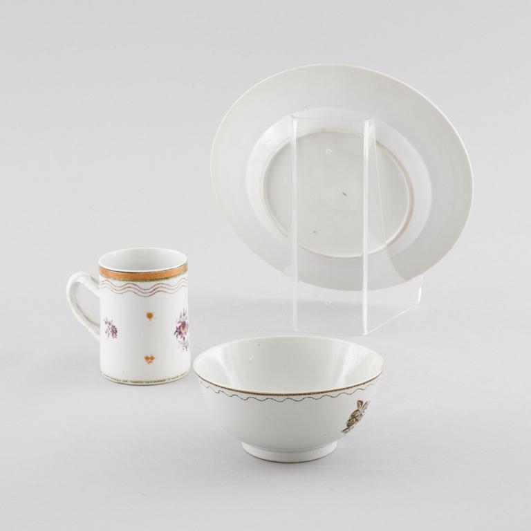 Four pieces of chinese porcelain, Qianlong (1736-1795).