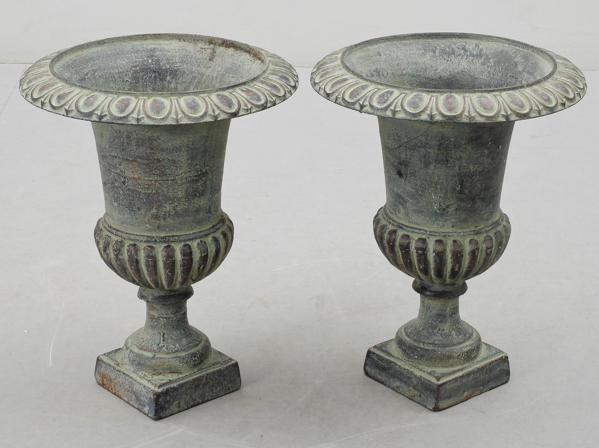 TRÄDGÅDSURNOR, ett par, patinerad metall, 1900/2000-tal.