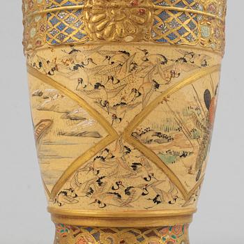 A richly decorated japanese Satsuma vase, made in Kobe Japan, Meiji period (1868-1912).