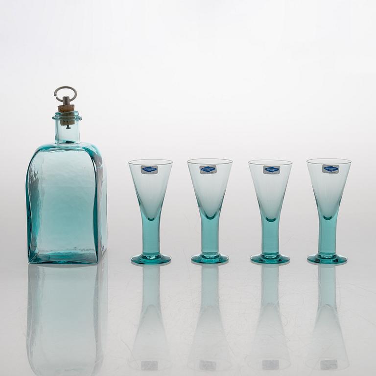 Oiva Toikka, carafe with four schnapps glasses, signed and numbered Oiva Toikka Oy Alko Ab 58/100. Original box.