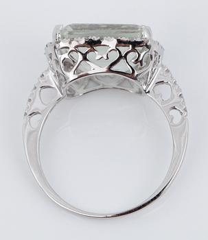 RING, 14k vitguld med prasiolit, ca 12x10 mm och diamanter. Vikt ca 3,1 g.