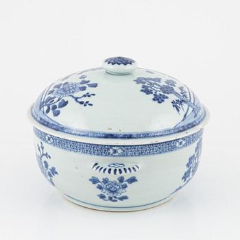 Ten blue and white pieces of a dining service, China, Qinalong (1736-95).