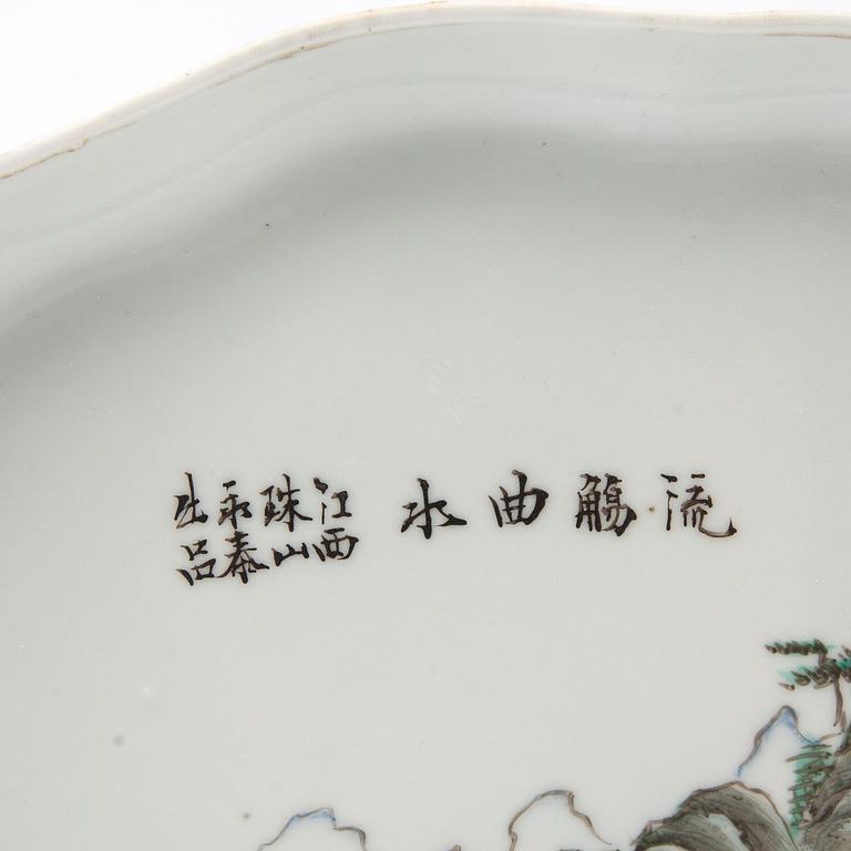 A set with two Chinese porcelain trays, 20th century.