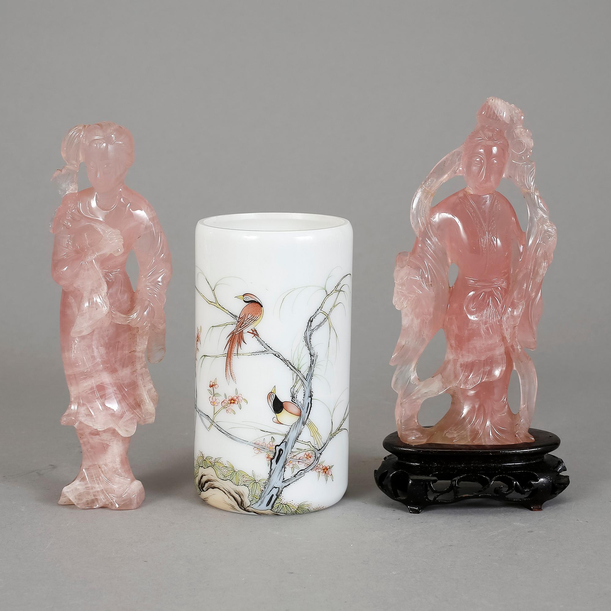 FIGURINER, två stycken, rosenkvarts samt PENSELVAS, glas. Kina, 1900-tal.