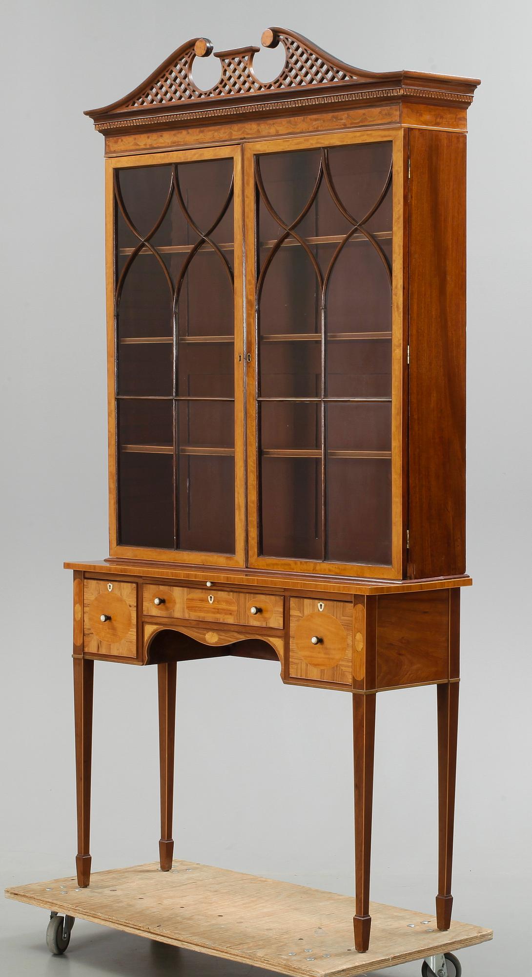 VITRINSKÅP, Sheraton-stil, England, 1900-tal.