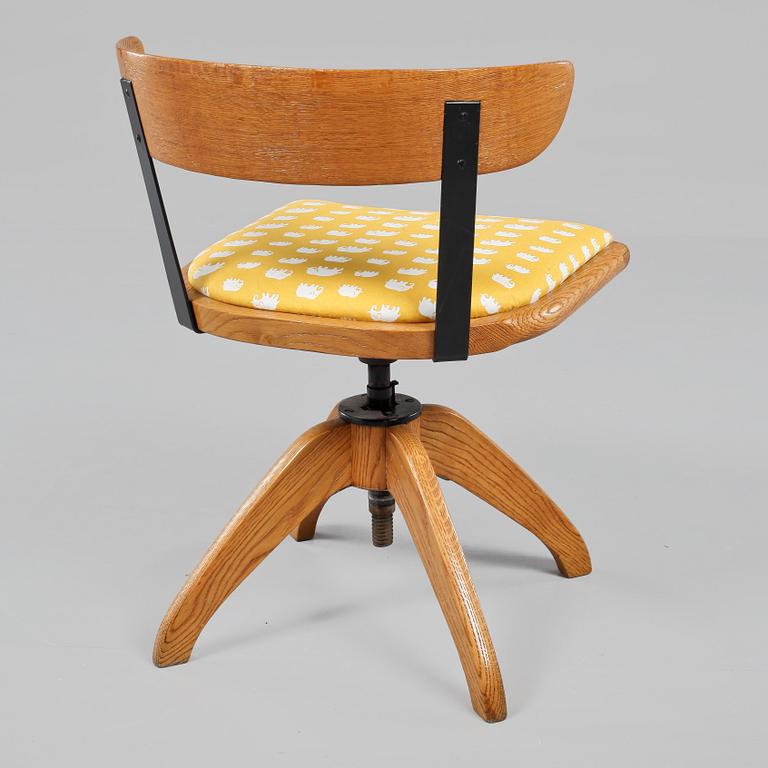 SKRIVBORDSSTOL, omkring 1900-talets mitt.