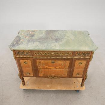 Chest of drawers in Gustavian style, early to mid-20th century.