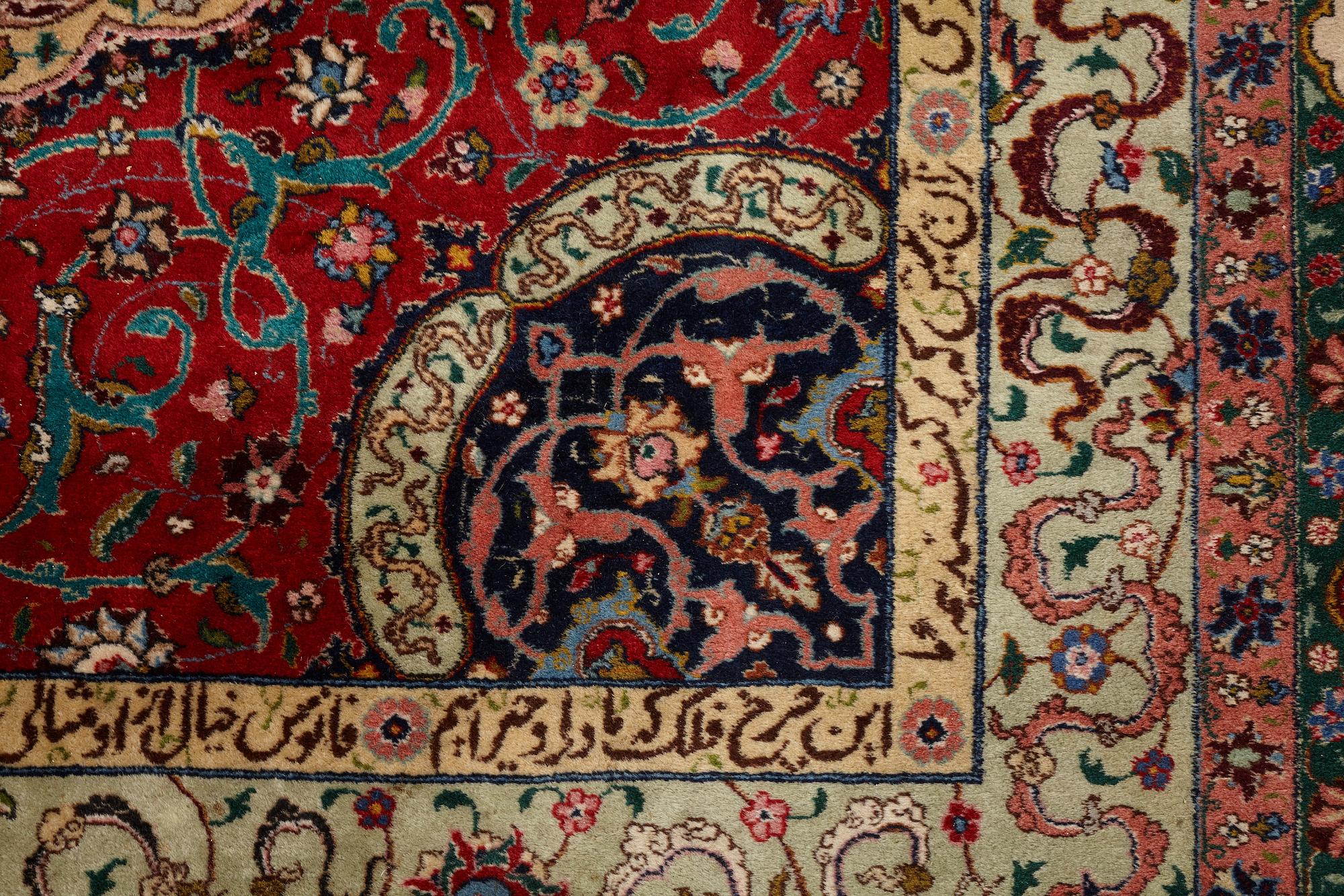 Matta, semiantik Täbris, signerad ca 335,5 x 256,5 - 261,5 cm.