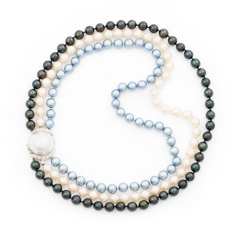 Three-row pearl necklace with cultured pearls, with an 18K white gold clasp set with a mabé pearl and octagonal-cut diamonds.