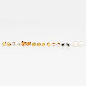 ÖRHÄNGEN, 9 par, 18K guld med cubic zirconia, oäkta pärlor och små diamanter. Total vikt ca 6,59 g.