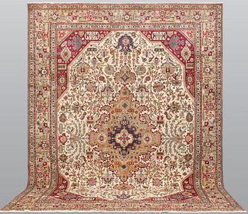 A carpet, Tabriz, ca 392 x 291 cm.