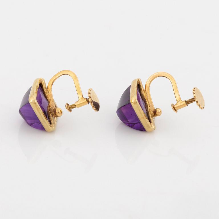 Brooch and earrings with cabochon cut amethysts.