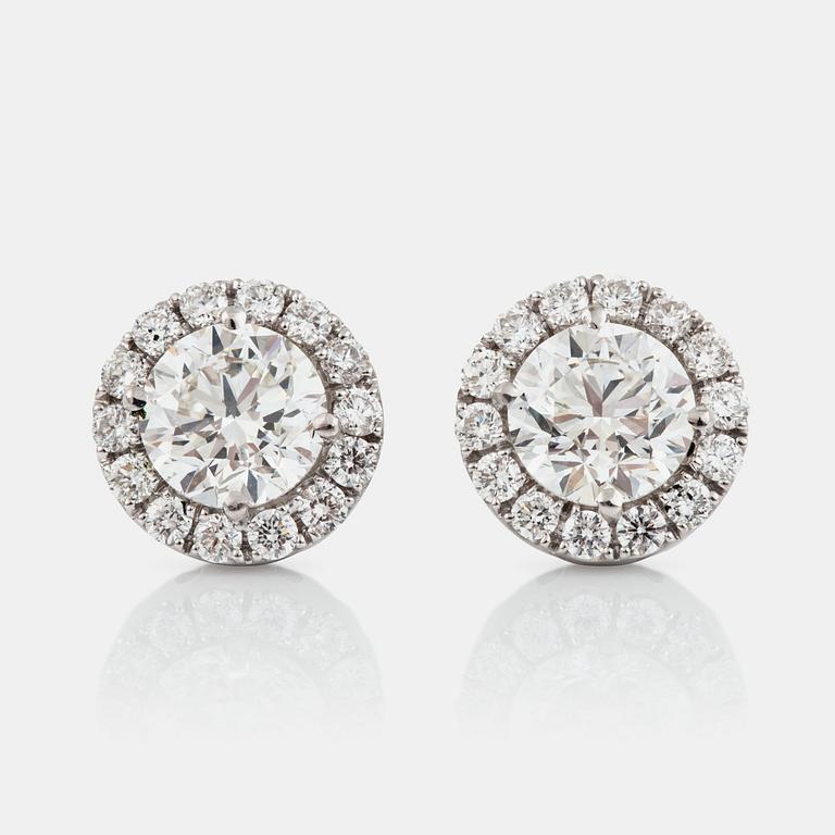 A pair of brilliant-cut earrings. 1.00 ct and 1.00 ct, both with quality G/VS2 according to certificate from GIA.