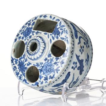 Pensel-/bläckställ, porslin. Mingdynastin, 1500/1600-tal.