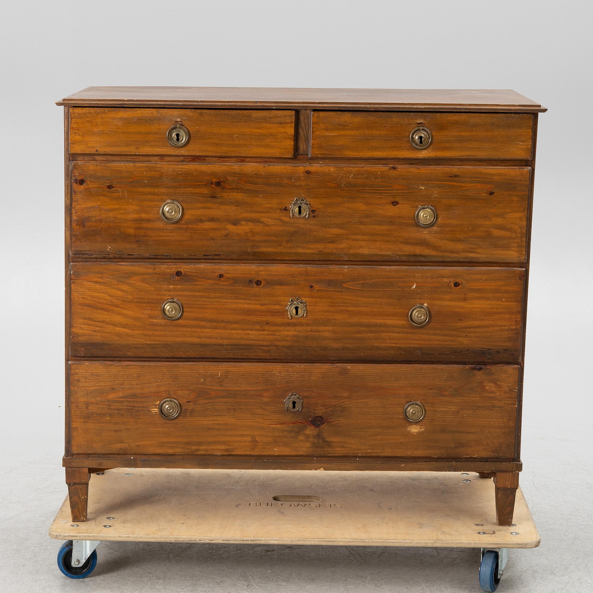 A chest of drawers, 19th century.