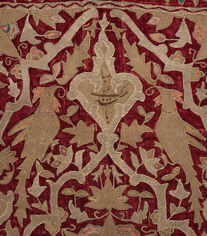 ANTIKT SAMMETSBRODERI, Persien/Iran, omkring 1700  - 1800-talets mitt, ca 100 x 142,5 cm (samt 5 cm senare kantband).