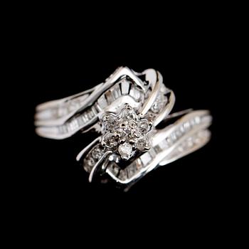 RING, 10 k vitguld, diamanter ca 0.75 ct.