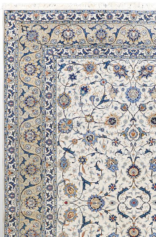 A so called Royal Kashan carpet, ca 344 x 237 cm.