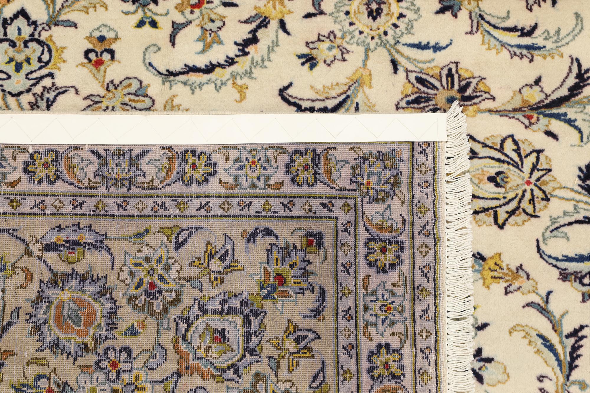 A Keshan carpet, approx. 388 x 285 cm.