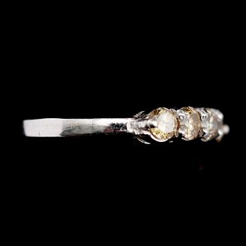 RING, 8 k vitguld, 4 briljantslipade diamanter tot ca 0.72 ct.