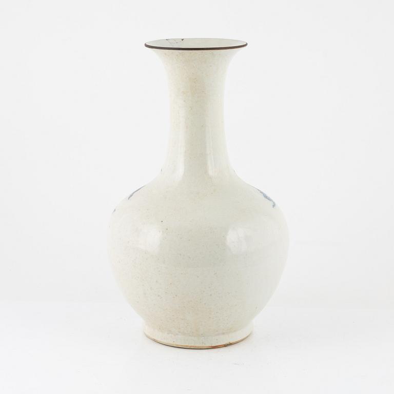 A blue and white vase, late Qing dynasty.