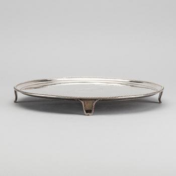 A SILVER SALVER BY JOHN CROUCH & THOMAS HANNAM, London 1782, weight c:a 1200 g.