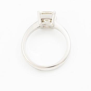 A ring in 18K gold with a princess-cut diamond.