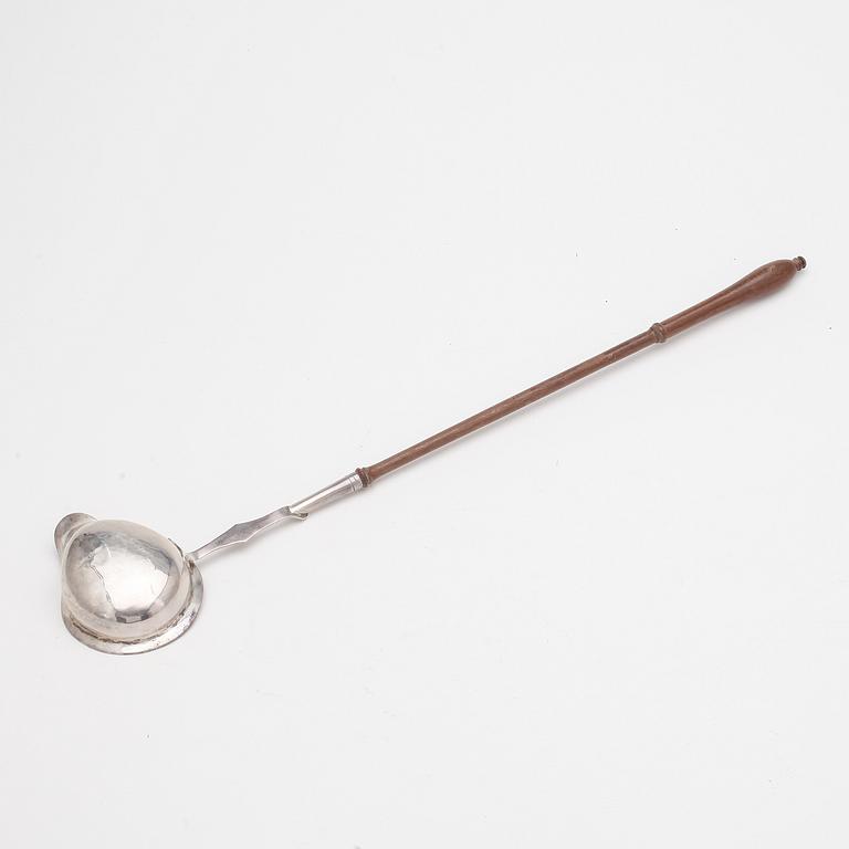 SOPPSLEV samt BÅLSLEV, silver, den ena London, 1828. Vikt ca 223 gram.