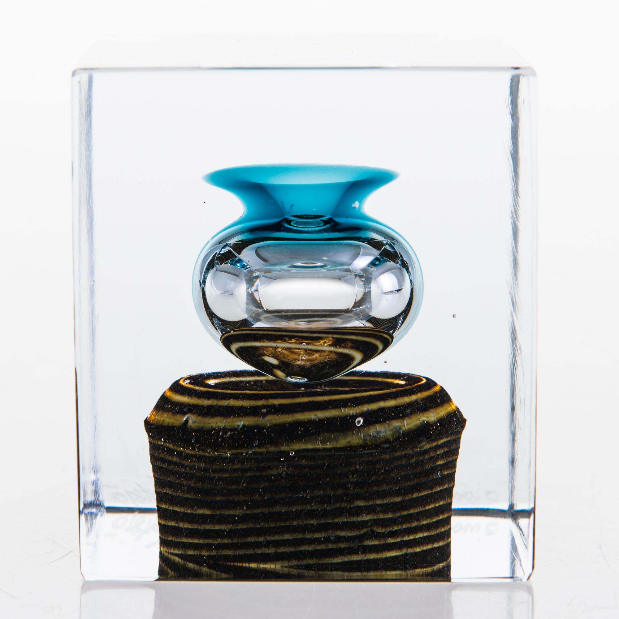 OIVA TOIKKA, an annual cube, signed Oiva Toikka, Nuutajärvi Notsjö.