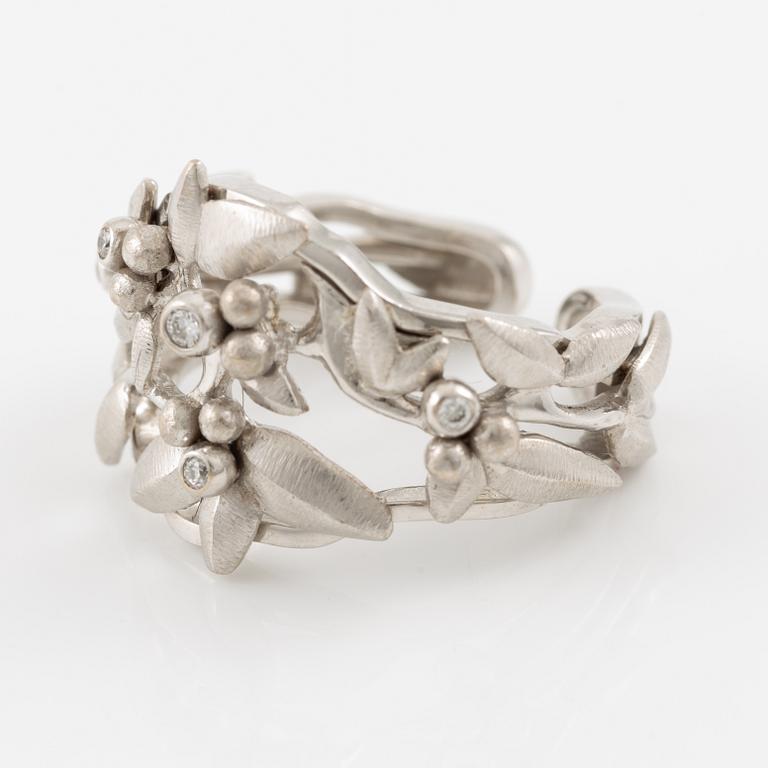 Ole Lynggaard, ring, "Spring", 18K white gold with round brilliant-cut diamonds.