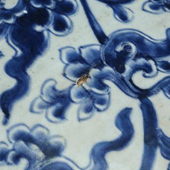 A large blue and white jar, Qing dynasty, Kangxi (1662-1722).